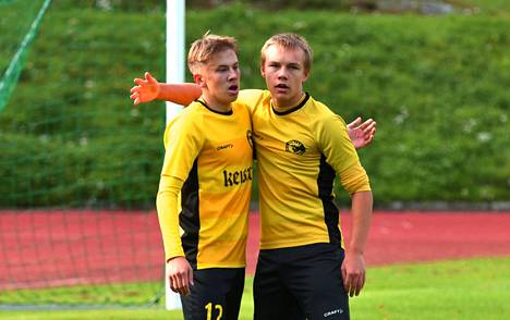 Nokian Palloseuran Niilo Jalkanen (vas.) upotti Pirkkalan Klubin verkkoon neljä täysosumaa viime lauantaina, Jonne Rosenberg puolestaan kolme maalia.