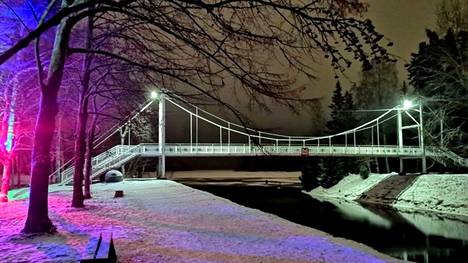 Olli Jokinen kuvasi Riippusiltojen lenkin sillan 11. joulukuuta. Vasemmalta kajastavat Valometsän värit.