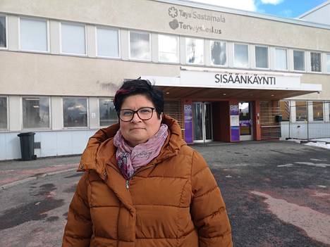 Vasemmistoliiton eduskuntavaaliehdokas Leena Saarela halusi kuvattavaksi Tays Sastamalan edustalle, koska hänen mielestään hyvinvointialueet tarvitsevat lisää rahaa.