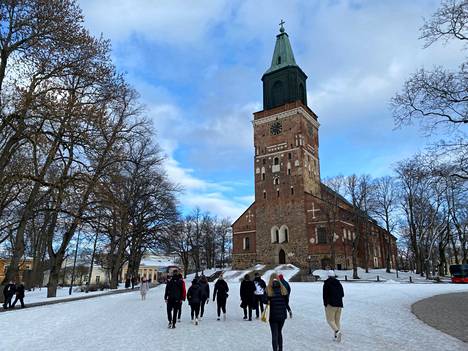 Opiskelijat palaamassa vapaa-ajaltaan Tuomiokirkolle. Seuraavaksi lähdetään kohti Turun linnaa.