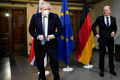 Britannian pääministeri Boris Johnson (vasemmalla) kuvattiin Münchenin turvallisuuskonferenssin tilaisuudessa Saksan liittokansleri Olaf Scholzin kanssa lauantaina.