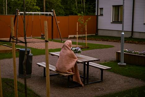 ”En voi enää palata kotiin”, kertoo nuori nainen ymmärtäneensä Tampereen Kaukajärven turvakodissa. Aamulehden kuvaaja pyysi häntä pukemaan turvakodin viltin ylleen, jotta häntä ei voida tunnistaa kuvasta.