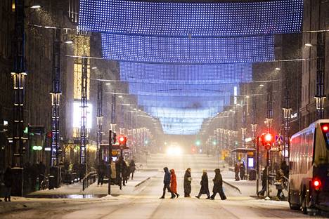 Näytetäänkö Hämeenkadun valoverhoille punaista vai vihreää valoa? Jalkauduimme Tampereen keskustaan lauantai-iltana 10. joulukuuta ottamaan asiasta selvää.