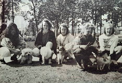 Kati Teelmäki, Teea Kortesmäki, Laura Järvienn, Mia Myllykoski ja Sarjanna Sarmastola esittelivät koiriaan.