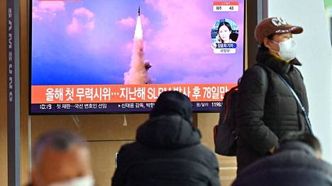 Ihmiset katsoivat 5. tammikuuta Etelä-Korean Soulissa uutislähetystä aiemmasta Pohjois-Korean ohjuskokeesta.