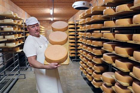 Peter Dörigin kypsyttämö on täynnä juustoja. Tässä on yksi pitkään muhivista herkuista.
