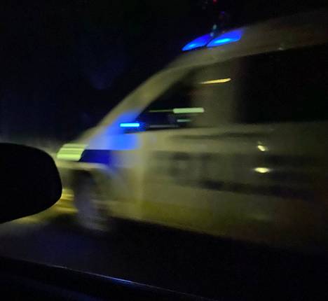 Henkilöauton kuljettaja pakeni pimeässä yössä poliisia  Sastamalassa. Kuva ei liity tapaukseen.