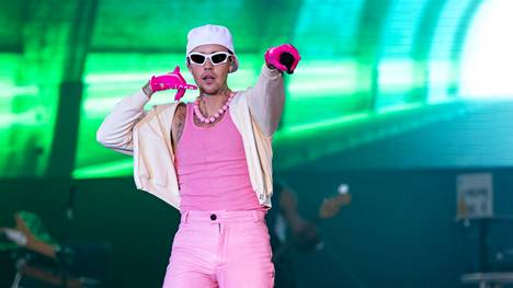Pinkkiin pukeutunut Justin Bieber esiintyi Helsingissä tiistaina. 