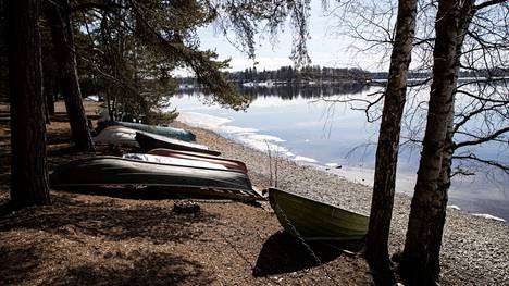 Pyhäjärven rannassa Pyynikin rantapolun kohdalla Tampereella oli vielä hippunen jäätä 18. huhtikuuta, mutta aurinko lämmitti. 