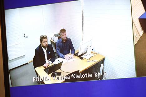 Työ- ja elinkeinoministeriön hallitusneuvos Olli Sorainen (oikealla) osallistui vangitsemisistuntoon etäyhteydellä Vantaalta poliisivankilasta sunnuntaina 30. lokakuuta. Soraisen vierellä istuu asianajaja Kaarle Niemi. 