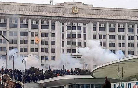 Kuva näyttää, miten mielenosoittajat saapuivat hallintorakennuksen edustalle Almatyssa keskiviikkona.