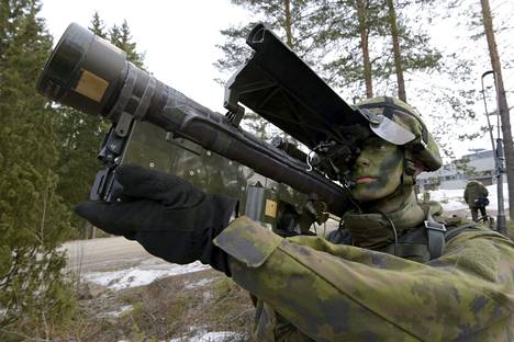 Suomalaisten kokevat, että sotilaallisen uhan mahdollisuus on kasvanut Ukrainan sodan myötä. Kuvituskuva Kouvolan Vekarajärven sotaharjoituksesta.