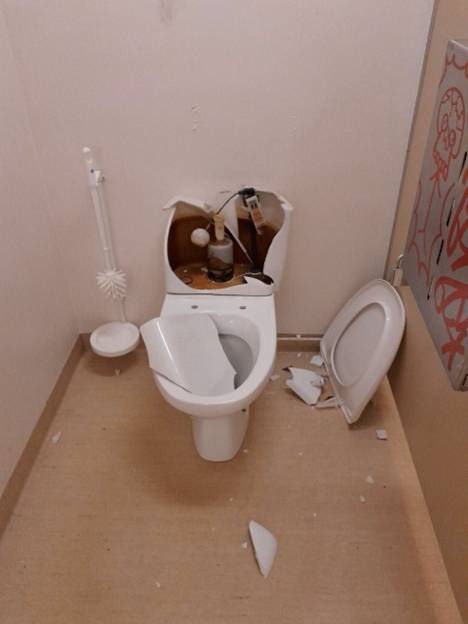 Miesten vessassa wc-pyttyjen säiliöt on hajotettu monta kertaa. Nyt posliinipytyn tilalle on vaihdettu teräksinen istuin.