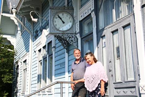Oman aikansa ammattitaidonnäyte. Veli ja Tuula Koski kertovat, että Keuruun rautatieaseman kello on varsin suosittu matkailijoiden kuvauskohde.