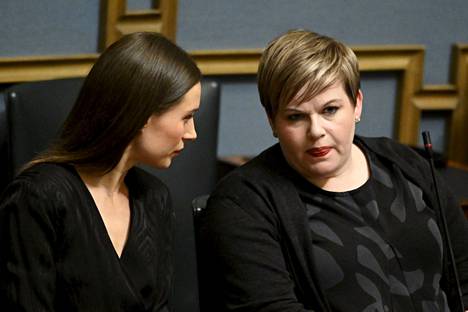 Pääministeri Sanna Marin (sd) ja valtiovarainministeri Annika Saarikko (kesk.) eduskunnan täysistunnossa joulukuussa.