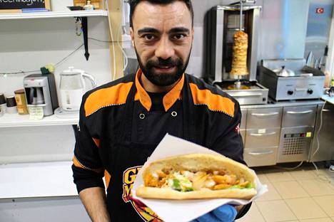 Ala Turcan kebabit ovat edullisia ja herkullisia. Mehmet Tunebas tarjoilee.
