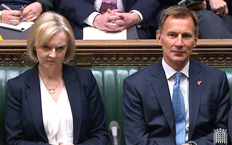 Britannian pääministeri Liz Truss ja maan uusi valtiovarainministerin Jeremy Hunt istuivat vieretysten kyselytunnilla keskiviikkona 19. lokakuuta. Kuvakaappaus kyselytunnista taltioidulta videolta.
