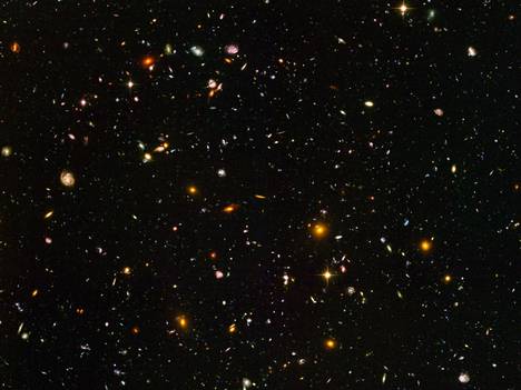 Pitkällä valotusajalla avaruusteleskooppi Hubble löysi vuosituhannen alussa tyhjältä näyttävästä avaruudesta aina vaan uusia galaksia. Nämä Deep Space -valokuvat innoittivat tähtitieteilijöitä 1990-luvulla. Niinpä he  alkoivat  suunnitella kaukoputkea, joka näkisi avaruuteen vielä kauemmas kuin Hubble. Syntyi James Webb. 