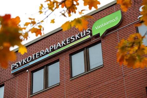Keskusrikospoliisi on edennyt Psykoterapiakeskus Vastaamoon kohdistuneen tietomurron tutkinnassa. Vastaamon Malmin toimipisteen edustalla Helsingissä kuvattiin lokakuussa 2020.