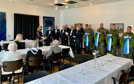 Seppelpartio kuuntelemassa Veteraanin iltahuutoa ennen lähtöä Mäntän sankarihaudalle vuoden 2022 kansallisen veteraanipäivän tilaisuudessa.