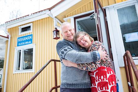 Juho ja Liisa Jokinen ovat tunteneet toisensa siitä asti, kun Liisa oli 14-vuotias ja Juho 17-vuotias. Niihaman majaa he ovat pitäneet vuodesta 2010. 