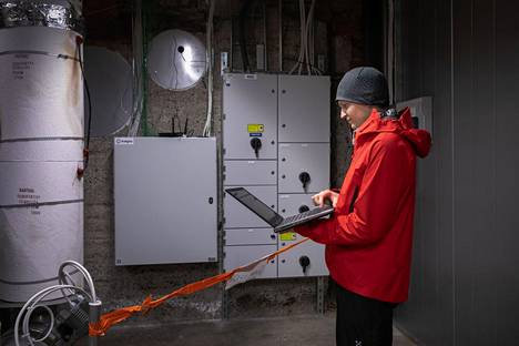 Tamperelaisyritys on kehittänyt laitteiston, jonka avulla lämpöä voidaan varastoida hiekkaan. Toinen perustaja Tommi Eronen säätää sähkövastusten toimintaa tietokoneeltaan.