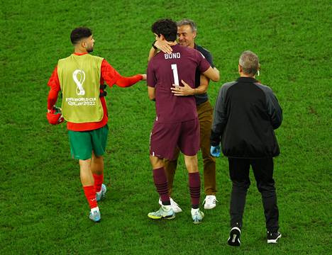 Espanjan päävalmentaja Luis Enrique onnitteli Espanjan tappion jälkeen Marokon maalivahtia Yassine Bounoua.