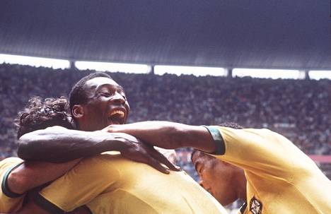 Pelé teki urallaan reilusti yli tuhat maalia. Kuvassa Brasilian pelaajat juhlivat Pelén kanssa vuoden 1970 MM-finaalissa.