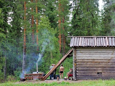 Saunakylässä vietetään tulevana lauantaina Nuku yö ulkona -tapahtumaa ja juhlitaan samalla Suomen Saunakulttuuri ry:n kymmenvuotista taivalta Saunakylän puikoissa. 