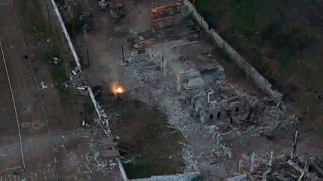 12. toukokuuta otetussa ilmakuvassa näkyy räjähdys Azovstalin rauta- ja terästehtaan kompleksissa Mariupolissa, Ukrainassa.