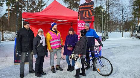 Vasemmistoliitto järjesti vaalitilaisuuden 17. maaliskuuta Mäntän torilla. Kolholaislähtöinen Aapo Niemi, kuvassa keskellä, on ehdolla Eduskuntaan. Hänen vieressään äiti Hilkka Niemi Kolhosta.