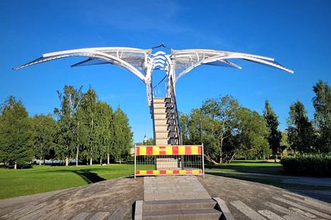 Jyrki Kankaan muistomerkin portaille on asetettu sinne kipuamisen estävä aita.