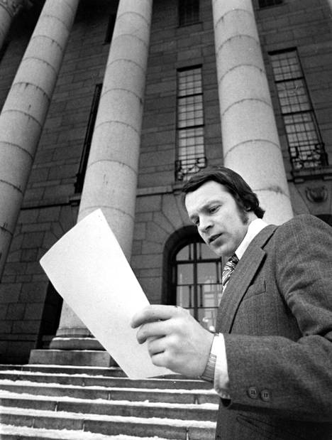 Kansanedustaja Ilkka Kanerva eduskuntatalon portailla vuonna 1976.