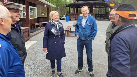 Kyläläisillä riitti kerrottavaa näköalatornin hankkeesta Riihossa. Europarlamentaarikko Elsi Katainen ja ex-kansanedustaja Arto Pirttilahti kuulolla kuvassa keskellä.