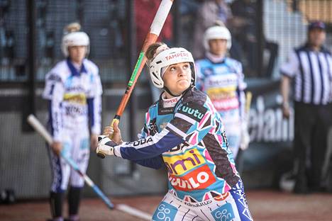 Siri Eskola on pelannut sekä Itä–Lännessä että sarjapeleissä siepparin ja jokerin rooleissa. Helsingissä Eskolan oli vuoro pelata jokeripaidassa.
