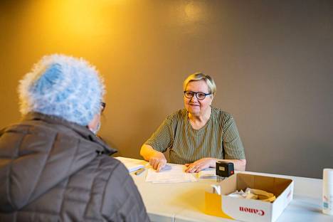 Vaalitoimitsija Ritva Kunnola otti vastaan Maija-Liisa Pajusen äänen seurakuntavaalien ennakkoäänestyspaikalla kauppakeskus Koskikarassa torstaina.