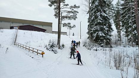 Mänttä-Vilppulan koulujen 5.-6. -luokkalaiset saivat hiihtotreeniä lions-klubien Leijonahiihdossa helmikuussa. Kuva Parkkivuoresta Vilppulasta.