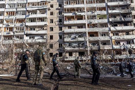 15-kerroksinen talo tuhoutui täysin Venäjän iskuissa tiistaina Ukrainan pääkaupungissa Kiovassa. Kaupunkiin julistettiin 35 tuntia kestävä ulkonaliikkumiskielto tiistai-illasta alkaen.