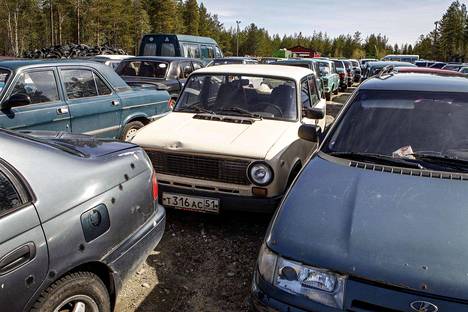 Tältä näyttää jäteasemalla jonne on varastoitu turvapaikanhakijoiden hylkäämät autot Kotimaa