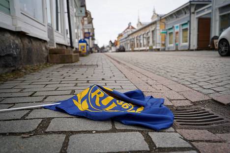 Myrskytuuli riepotti Vanhaan Raumaan tuotuja Lukko-lippuja keskiviikon ja torstain välisenä yönä.