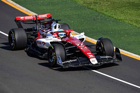 Suomalaiskuski Valtteri Bottas testasi autonsa kuntoa Melbournen radalla perjantaina 8. huhtikuuta.