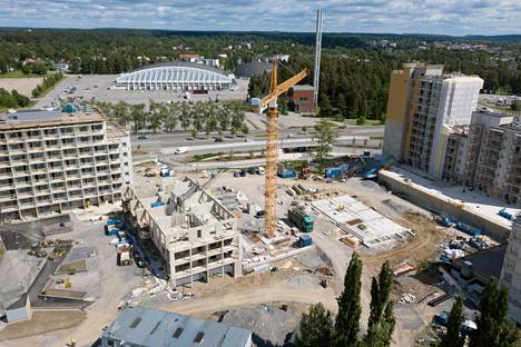 Tampereella rakennushankkeita aloitetaan vaikeasta tilanteesta huolimatta. Pohjola-rakennus rakentaa uutta asuinaluetta Puisto-Kalevaa Hakametsän jäähallin läheisyyteen. Kuvassa on vasemmalla pisimmällä oleva Vaahtera-niminen talo, sitten keskellä Tuomi ja Pihlaja alkutekijöissään. Rakennustyömaa kuvattuna torstaina 16. kesäkuuta.