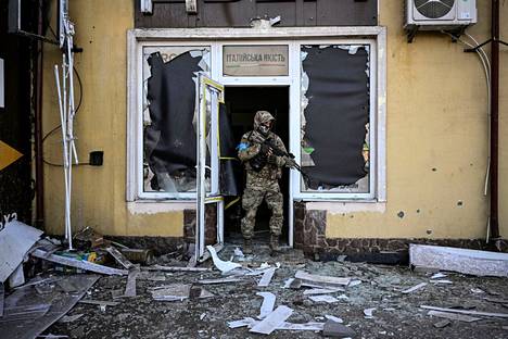 Ukrainalainen sotilas poistui tuhoutuneesta rakennuksesta Kiovassa.