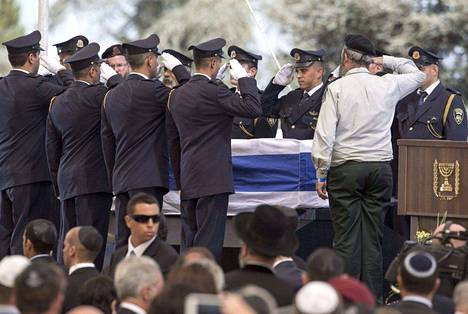 Shimon Peres haudattiin Jerusalemin Herzl-vuorella sijaitsevalle sotilaalliselle hautausmaalle. Peres kuoli keskiviikkona 93 vuoden ikäisenä.