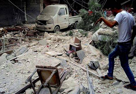 Aleppolaiset tutkivat raketti-iskun aiheuttamia tuhoja elokuussa. Iskussa kuoli kuusi siviiliä ja ainakin 34 haavoittui.
