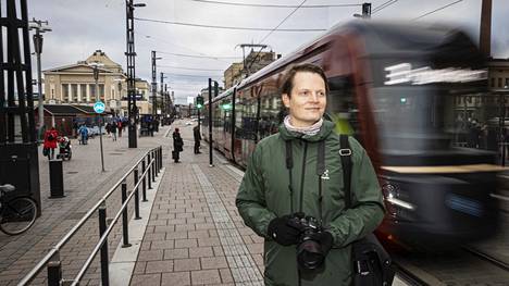 Kuvajournalisti Ossi Ahola pääsee usein merkittävien uutistapahtumien keskelle. Kuvauskeikat Tampereen keskustassa ovat hänelle arkipäivää. Taustalla Keskustori ja ratikka.