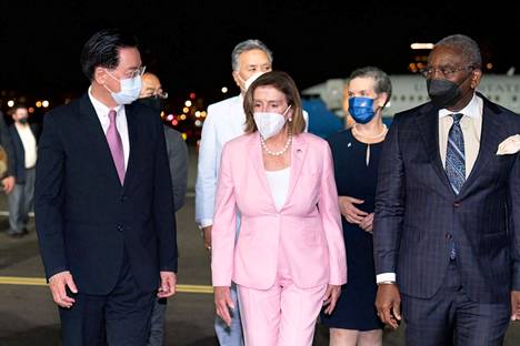 Taiwanin ulkoministeri Joseph Wu toivotti Yhdysvaltain edustajainhuoneen puheenjohtajan Nancy Pelosin tervettuleeksin Taipein lentokentällä Taiwanissa tiistaina.