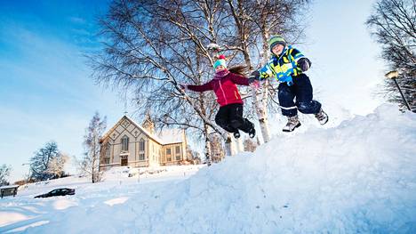 Merikarvialla varhaisin talvi koettiin vuonna 2002, kun lunta satoi jo 5. lokakuuta. Myöhäisin 5.12.  koettiin vuonna 2011 ja lumisade-ennätys vuonna 2016, kun vuorokaudessa  lunta tuprutti 73 senttimetriä. Heidi ja Eero Jaakkola ottivat tuolloin ilon irti.