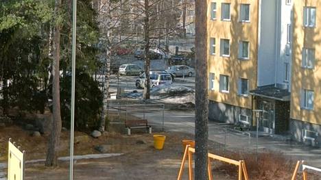 Poliisilla oli torstaina aamupäivällä operaatio Tampereen Tesomalla Virontörmänkadun ympäristössä. 