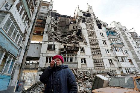 Mariupolin asukas Valentina Demura, 70, seisoo tuhoutuneen asuntonsa vieressä Mariupolissa 27. maaliskuuta.
